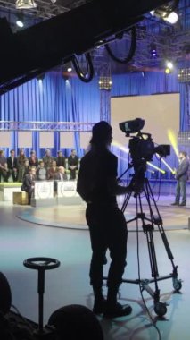 Bir TV stüdyosunda canlı yayın sırasında dikey video kaydı.