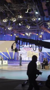 Bir TV stüdyosunda canlı yayın sırasında dikey video kaydı.