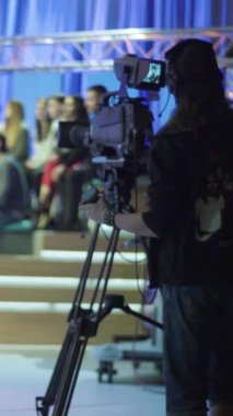 Bir TV stüdyosunda canlı yayın sırasında dikey video kaydı.