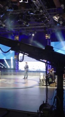 Bir TV stüdyosunda canlı yayın sırasında dikey video kaydı.