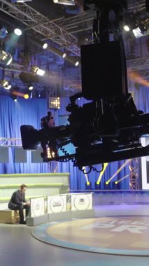 Bir TV stüdyosunda canlı yayın sırasında dikey video kaydı.