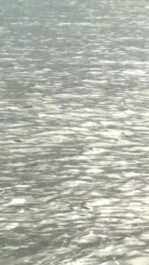 Akdeniz 'in deniz yüzeyi. Dikey video.