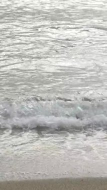 Akdeniz 'in deniz yüzeyi. Dikey video.