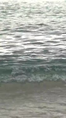 Akdeniz 'in deniz yüzeyi. Dikey video.