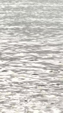 Akdeniz 'in deniz yüzeyi. Dikey video.