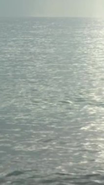 Akdeniz 'in deniz yüzeyi. Dikey video.