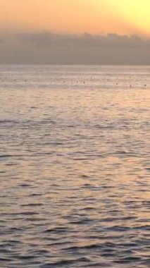 Akdeniz 'in deniz yüzeyi. Dikey video.