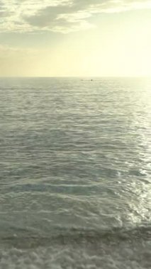 Akdeniz 'in deniz yüzeyi. Dikey video.