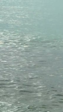 Akdeniz 'in deniz yüzeyi. Dikey video.