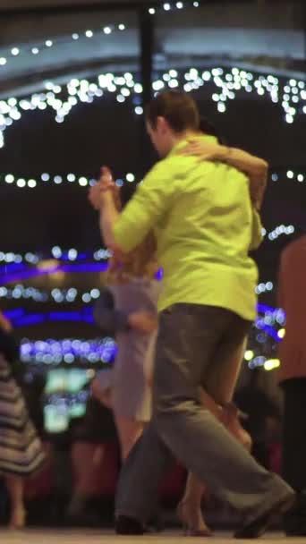 İnsanlar tango yapar Dikey video — Stok video