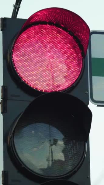 Semáforo en la carretera durante el día Vídeo vertical — Vídeos de Stock