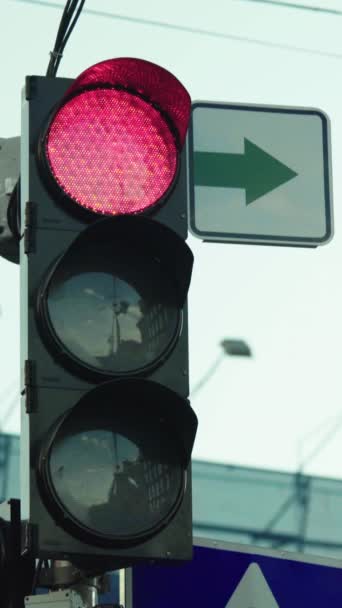 日间道路上的红绿灯垂直录影 — 图库视频影像