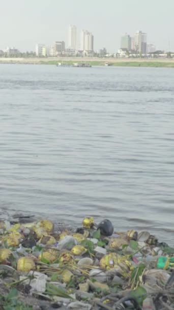 Basura de plástico en la orilla del mar Video vertical — Vídeo de stock
