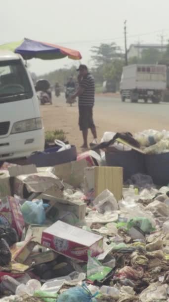 Odpadky na ulici Sihanoukville Kambodža Asie Vertikální video — Stock video