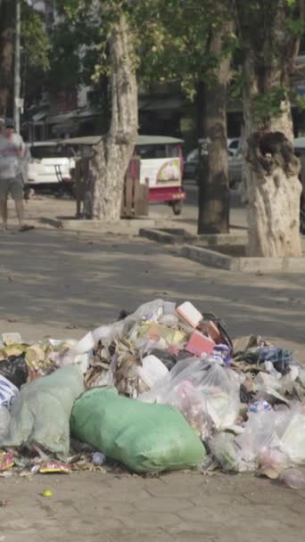 Сміття на вулиці Сіануквілл Камбоджа Азія Вертикальне відео — стокове відео