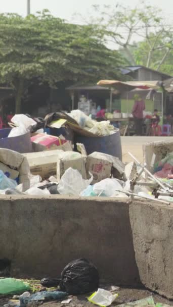 캄보디아 시아누크빌 거리에 있는 쓰레기 — 비디오