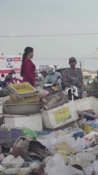 Vuilnis op straat van Sihanoukville Cambodja Azië Verticale video — Stockvideo