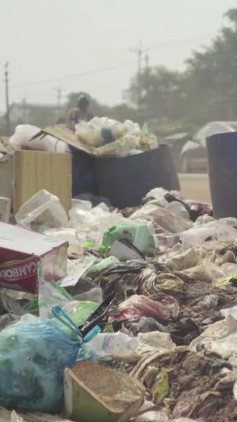 Sihanoukville柬埔寨街头的垃圾亚洲垂直录像 — 图库视频影像