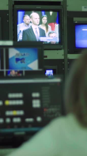 Monitores en un estudio de TV durante la grabación de TV Vídeo vertical — Vídeos de Stock