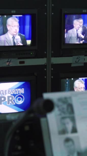 Monitores en un estudio de TV durante la grabación de TV Vídeo vertical — Vídeos de Stock