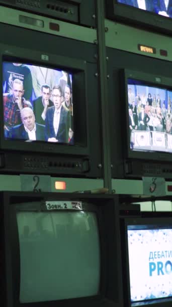 Monitores en un estudio de TV durante la grabación de TV Vídeo vertical — Vídeos de Stock