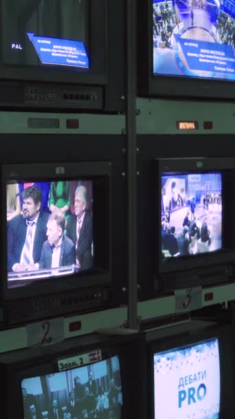 Мониторы в телестудии во время телевизионной записи — стоковое видео