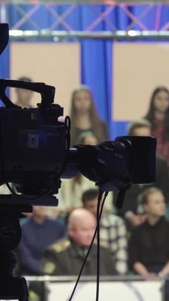 Grabación en un estudio de televisión durante una transmisión en vivo Vídeo vertical — Vídeo de stock