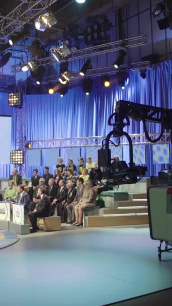 Aufnahme in einem Fernsehstudio während einer Live-Übertragung Vertikales Video — Stockvideo