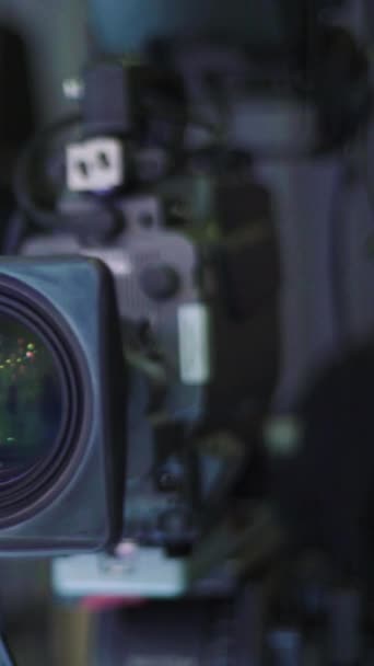 Grabación en un estudio de televisión durante una transmisión en vivo Vídeo vertical — Vídeos de Stock