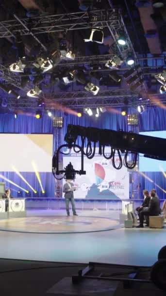 Registrazione in uno studio televisivo durante una trasmissione in diretta Video verticale — Video Stock