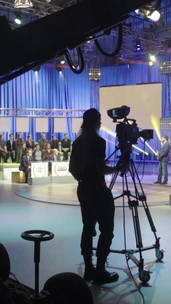 Grabación en un estudio de televisión durante una transmisión en vivo Vídeo vertical — Vídeo de stock