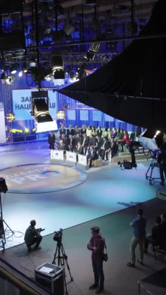Nahrávání v televizním studiu během živého vysílání Vertikální video — Stock video