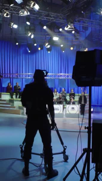 Inspelning i en TV-studio under en direktsändning Vertikal video — Stockvideo