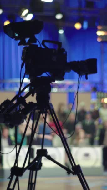 Εγγραφή σε τηλεοπτικό στούντιο κατά τη διάρκεια ζωντανής εκπομπής Κάθετη βίντεο — Αρχείο Βίντεο