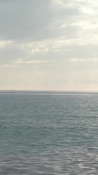 Morze woda powierzchnia krajobraz morski Morza Śródziemnego pionowe wideo — Wideo stockowe