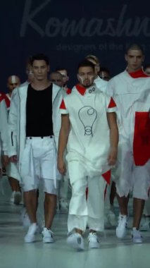 Podyumda yürüyen bir grup manken dikey video