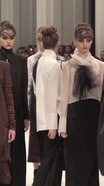 Podyumda yürüyen bir grup manken dikey video