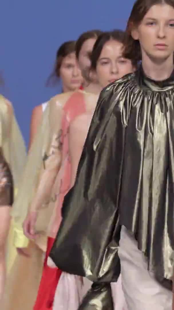 Groep van modellen wandelen op de catwalk Verticale video — Stockvideo