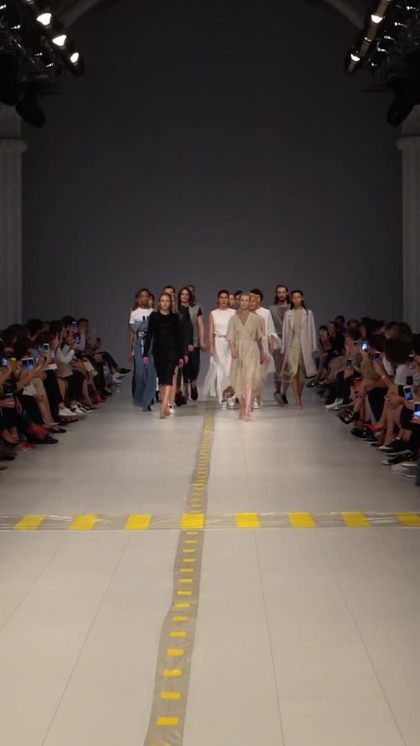 Groep van modellen wandelen op de catwalk Verticale video — Stockvideo