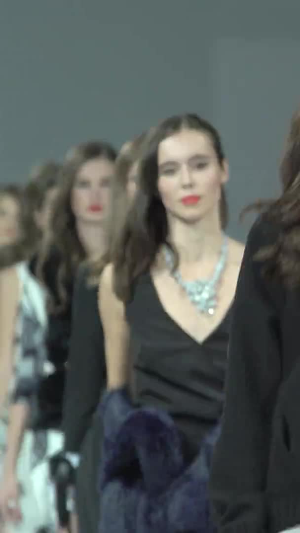 Groep van modellen wandelen op de catwalk Verticale video — Stockvideo