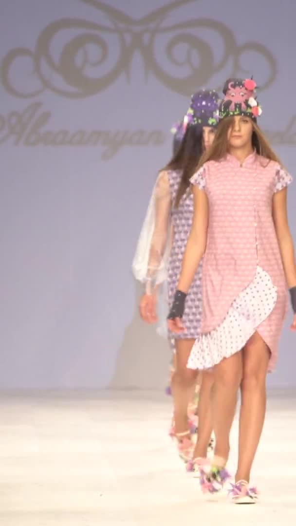 Groep van modellen wandelen op de catwalk Verticale video — Stockvideo