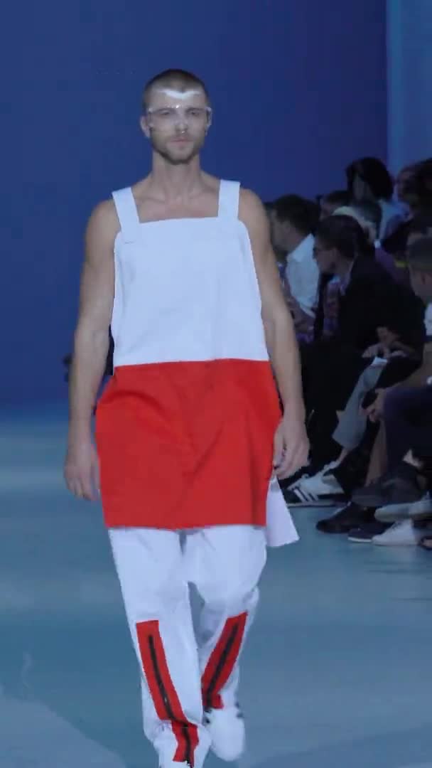 Man model lopen op de catwalk verticale video — Stockvideo