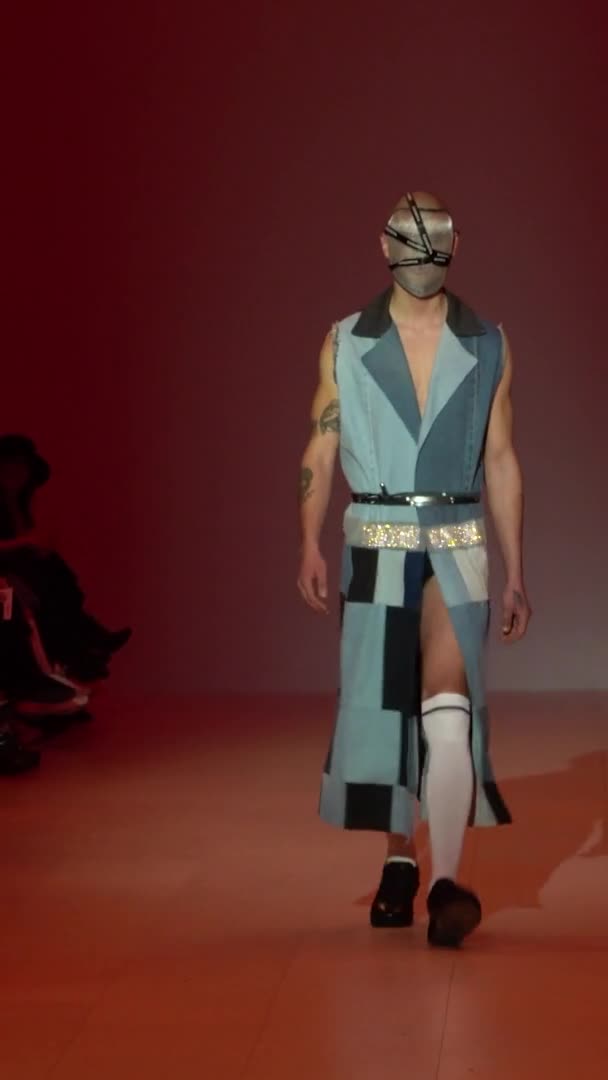 Man model lopen op de catwalk verticale video — Stockvideo