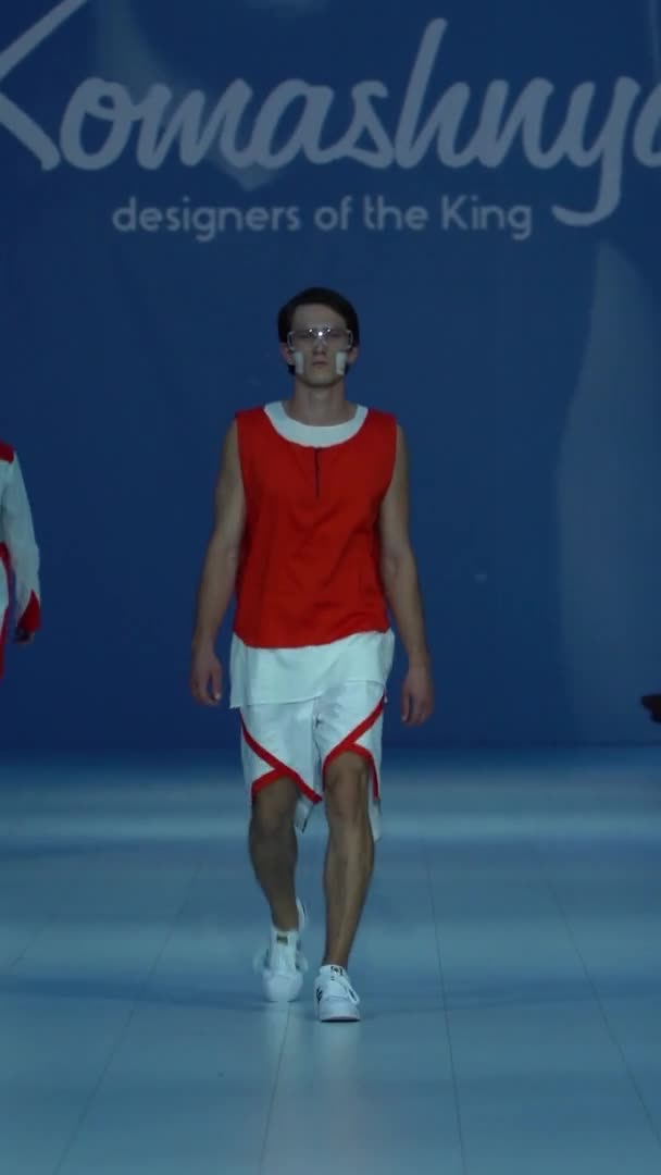Podyumda yürüyen erkek model dikey video — Stok video