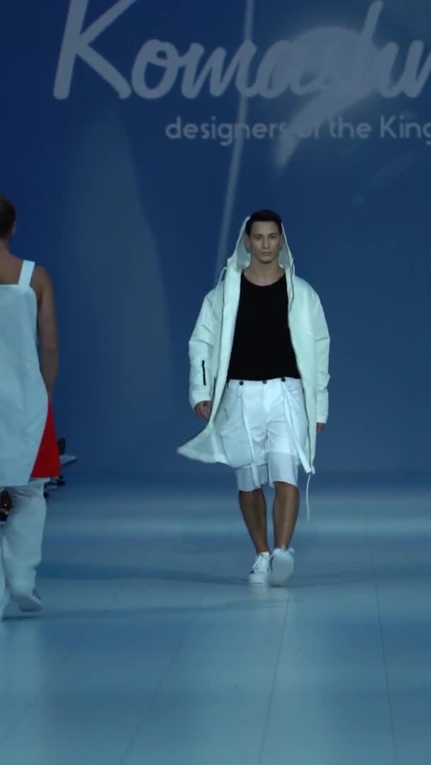 Man model lopen op de catwalk verticale video — Stockvideo