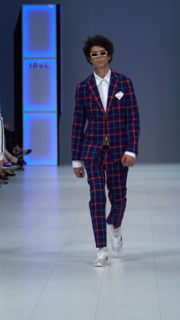 Male model walking on the catwalk Vertical video — Stock Video