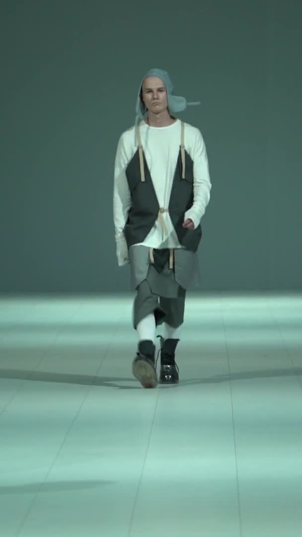 Männlich modell walking auf die laufsteg vertikal video — Stockvideo