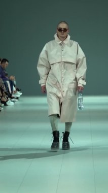 Podyumda yürüyen erkek model dikey video