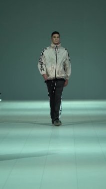 Podyumda yürüyen erkek model dikey video