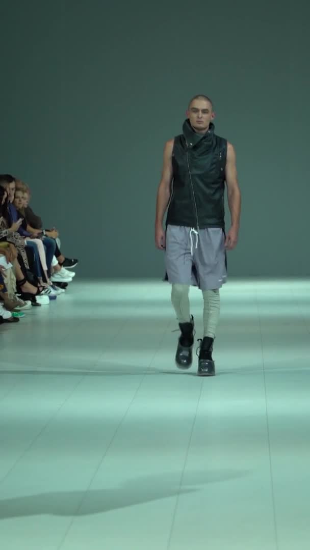 Mannlig modell som går på catwalk Vertical video – stockvideo
